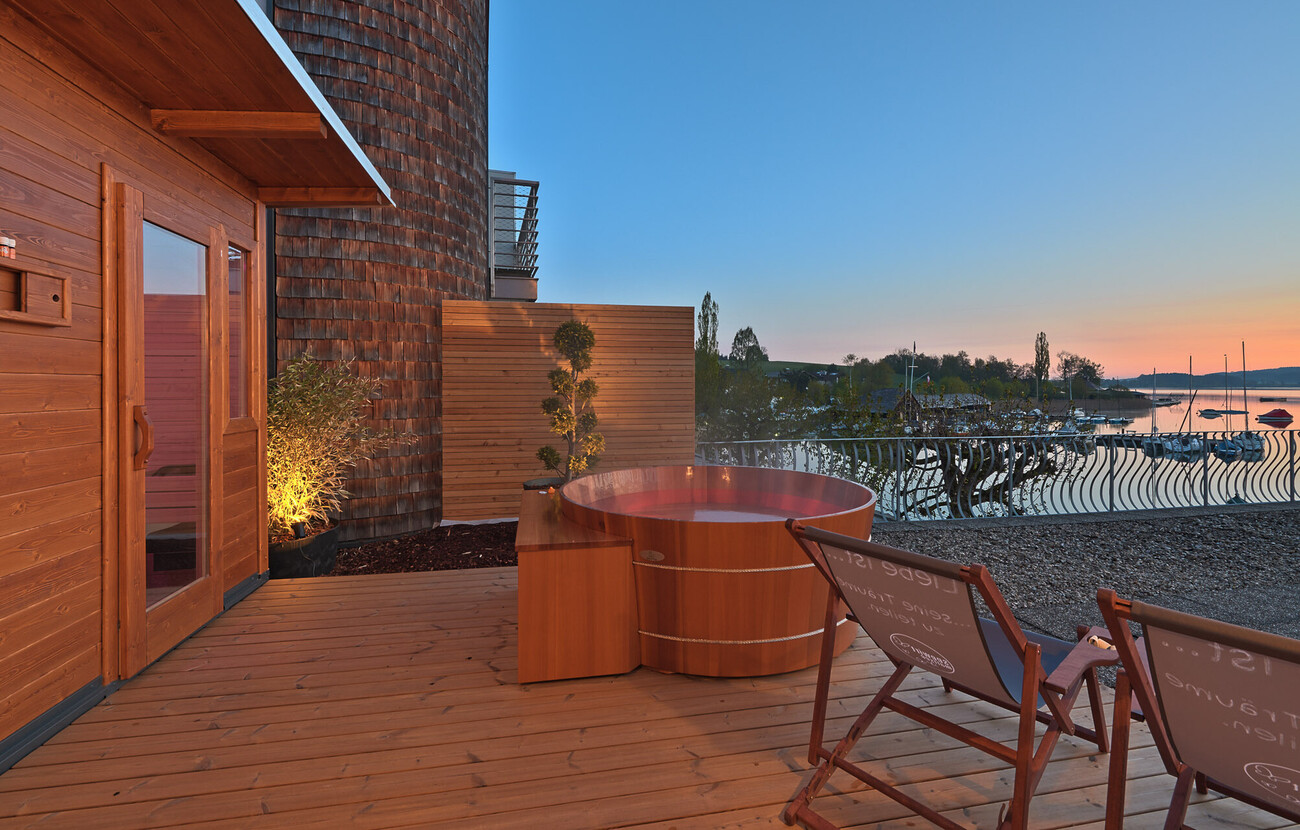 Die private SPA-Terrasse im Hotel Seewirt Mattsee mit Blick auf den Sonnenuntergang