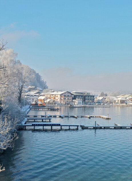 Eines der gemütlichen Zimmer im Seewirt Mattsee mit Balkon und Blick auf den See