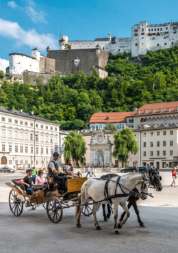 Eine Kutsche fährt über den Salzburger Kapitelplatz