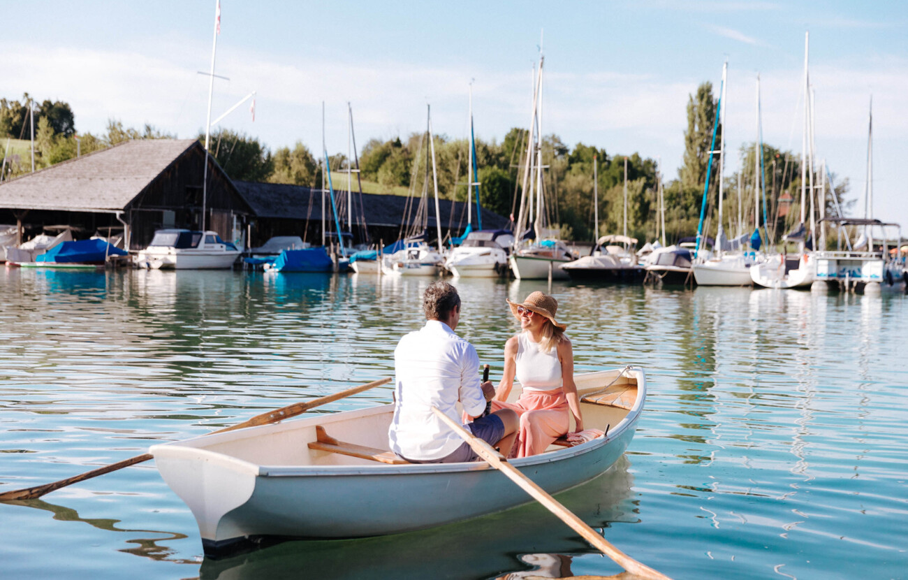 Ein Paar rudert auf gemeinsam auf dem See