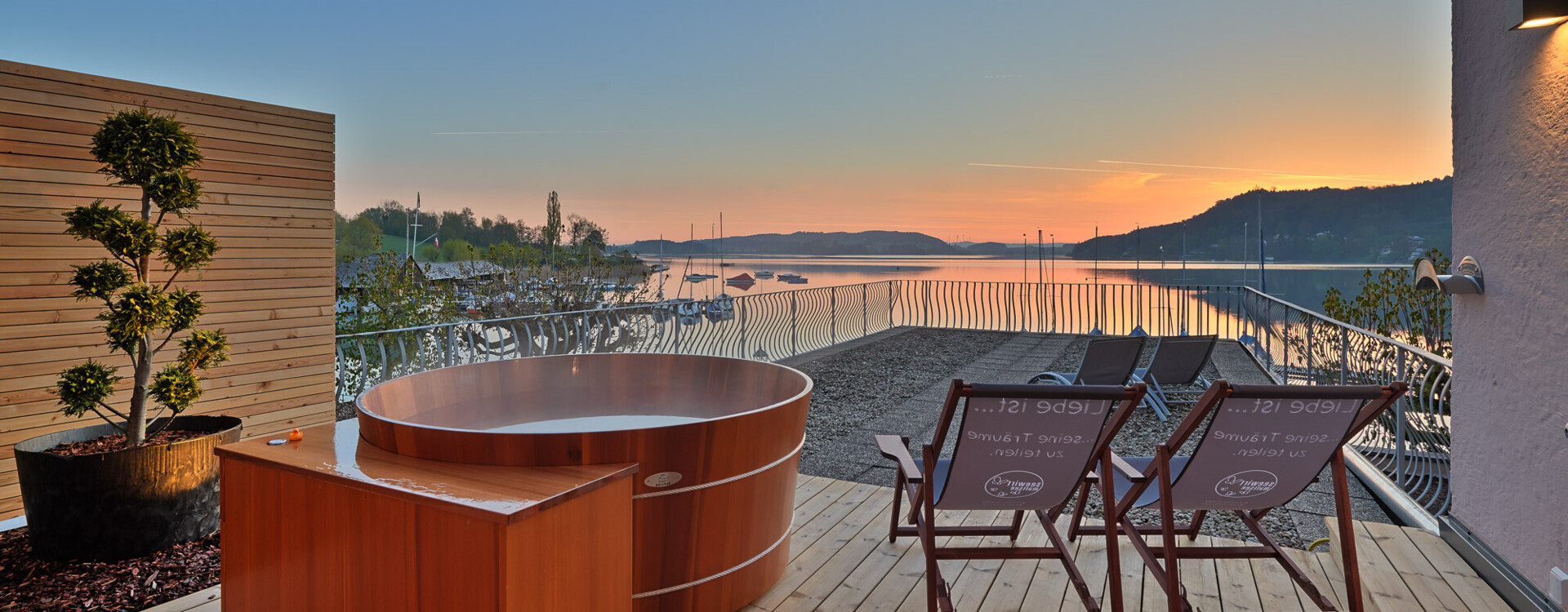 Der geräumige Schlafbereich in der Wellness-Suite mit eigener Sauna