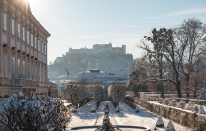 Salzburg zu Weihnachten im Mirabellgarten mit Blick auf die Festung Hohensalzburg