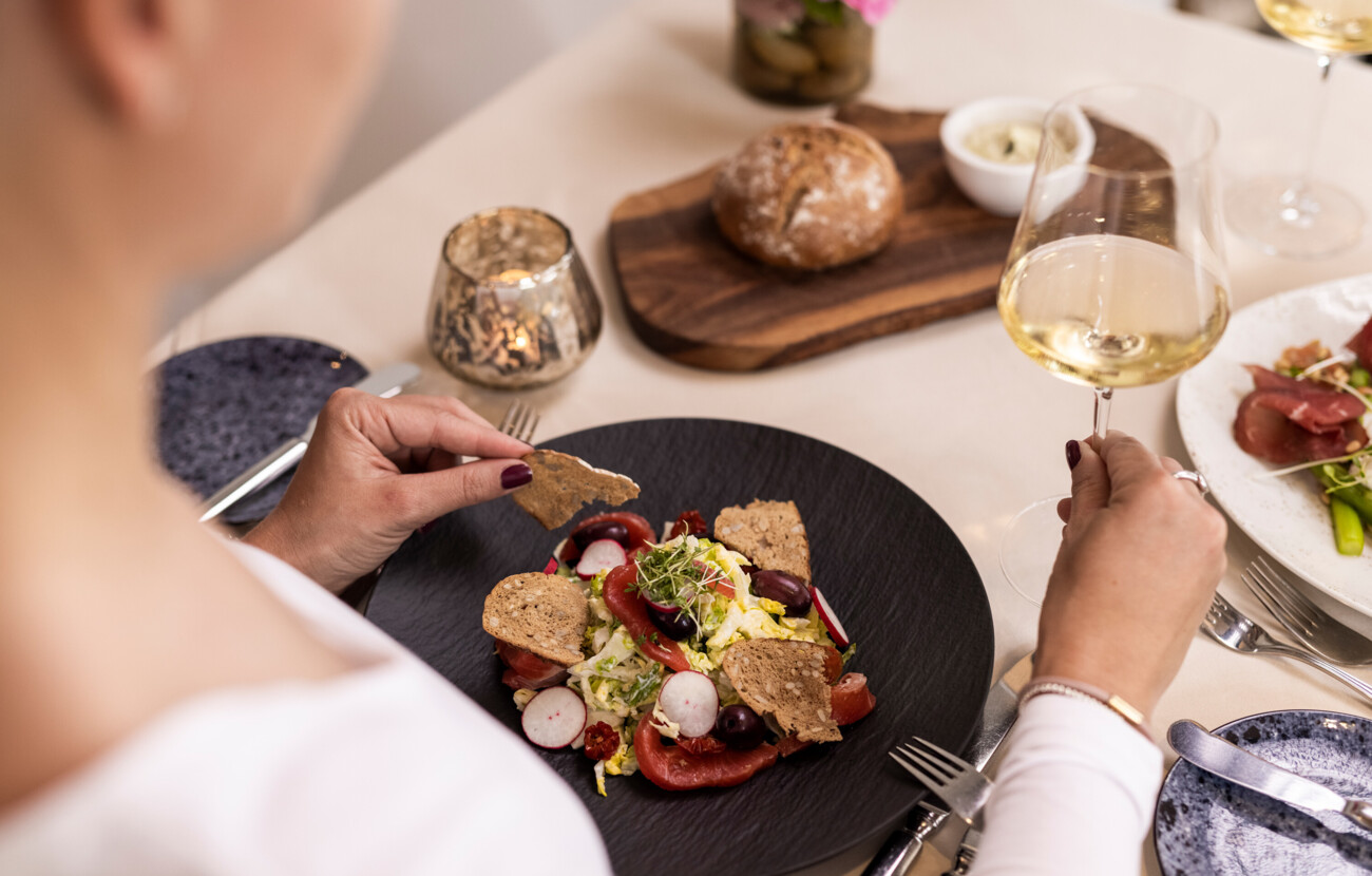 Ein liebevoll angerichteter Teller im Restaurant des Hotels Seewirt Mattsee