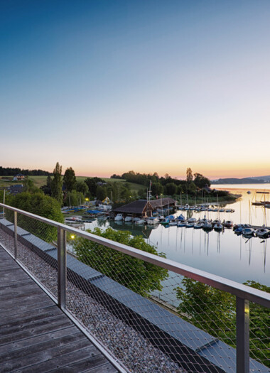 Der Seeblick von der Wellness-Terrasse im Hotel Seewirt Mattsee