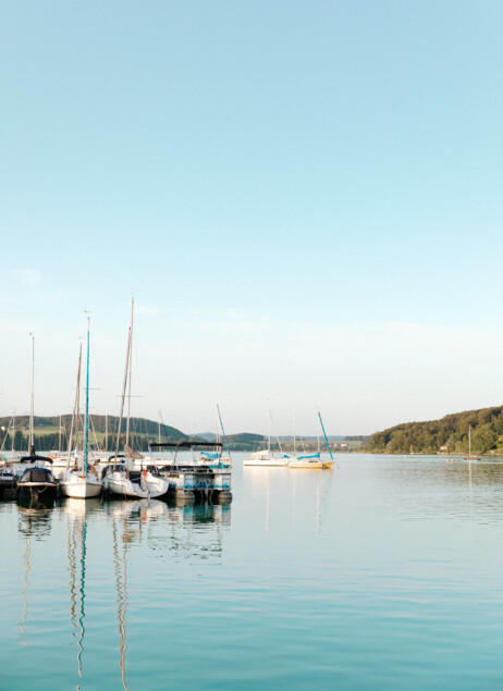 Eines der gemütlichen Zimmer im Seewirt Mattsee mit Balkon und Blick auf den See