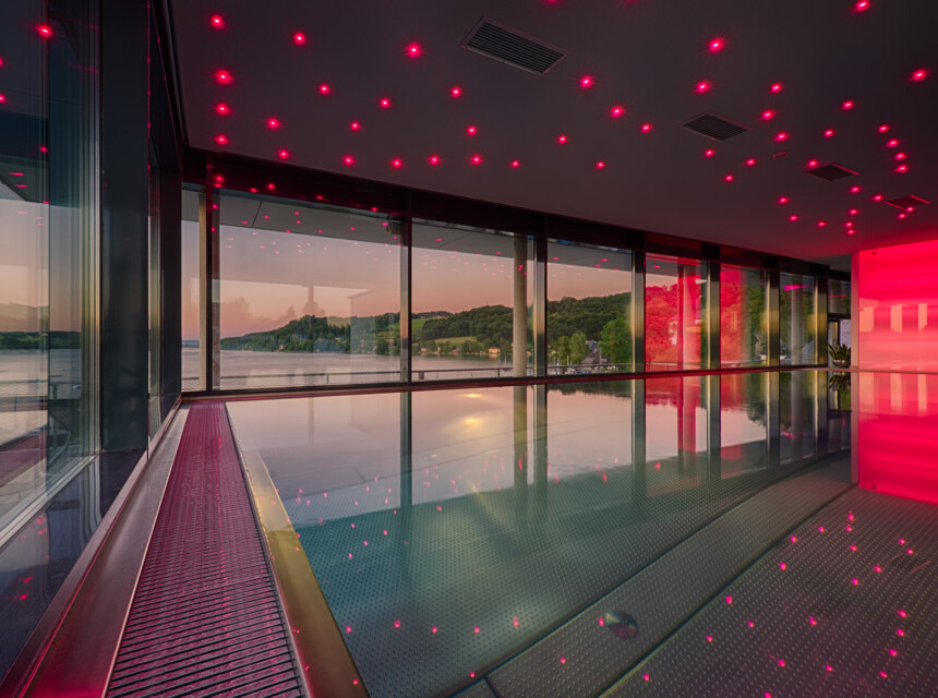 Der Panorama-Pool im Hotel Seewirt Mattsee in Österreich