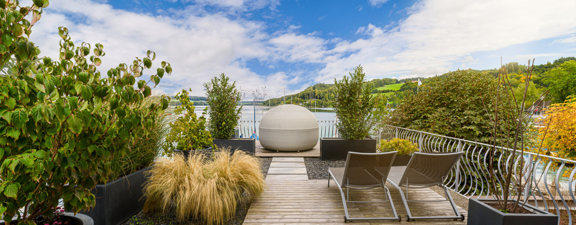 Der geräumige Schlafbereich in der Wellness-Suite mit eigener Sauna